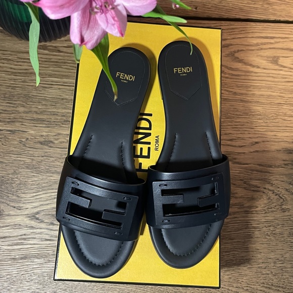 SOLD😍New FENDI SLIDES SANDAL SIZE 38.5 fit 8 US - Picture 5 of 5